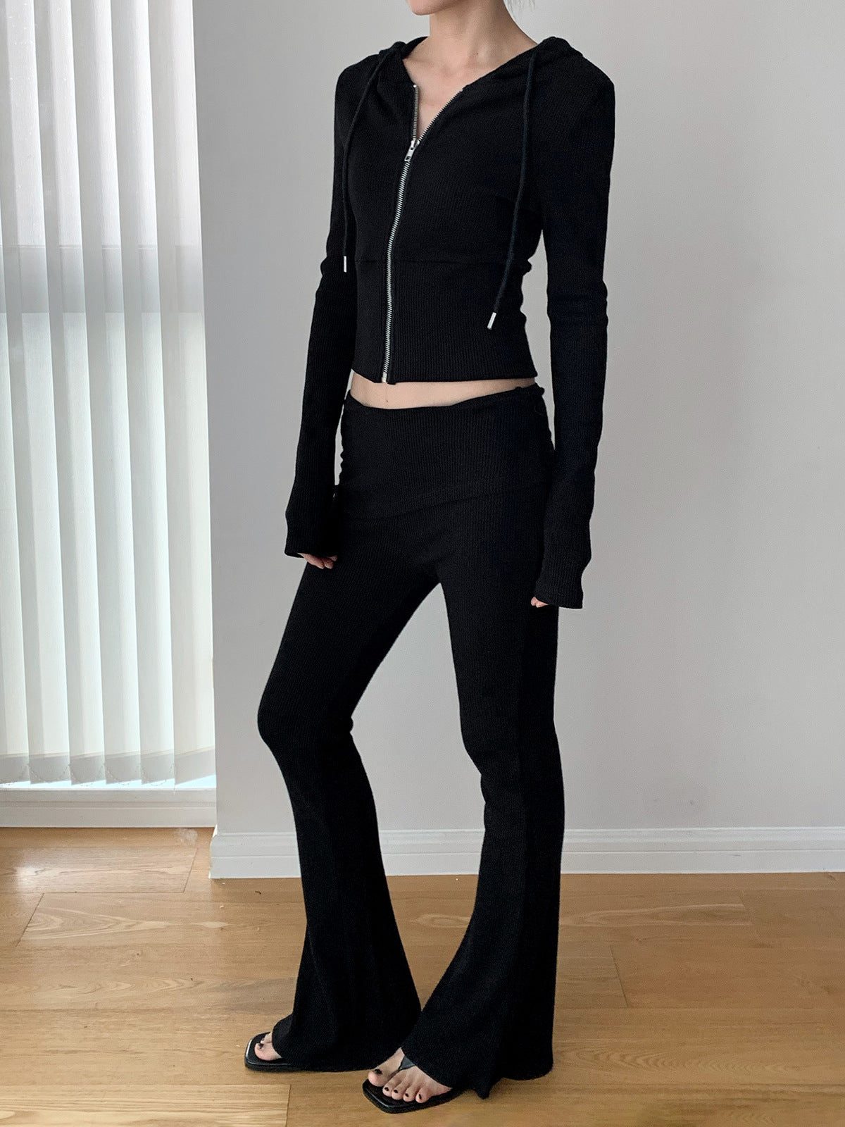 Ribbed Fitted Cropped Zip-Up Hoodie