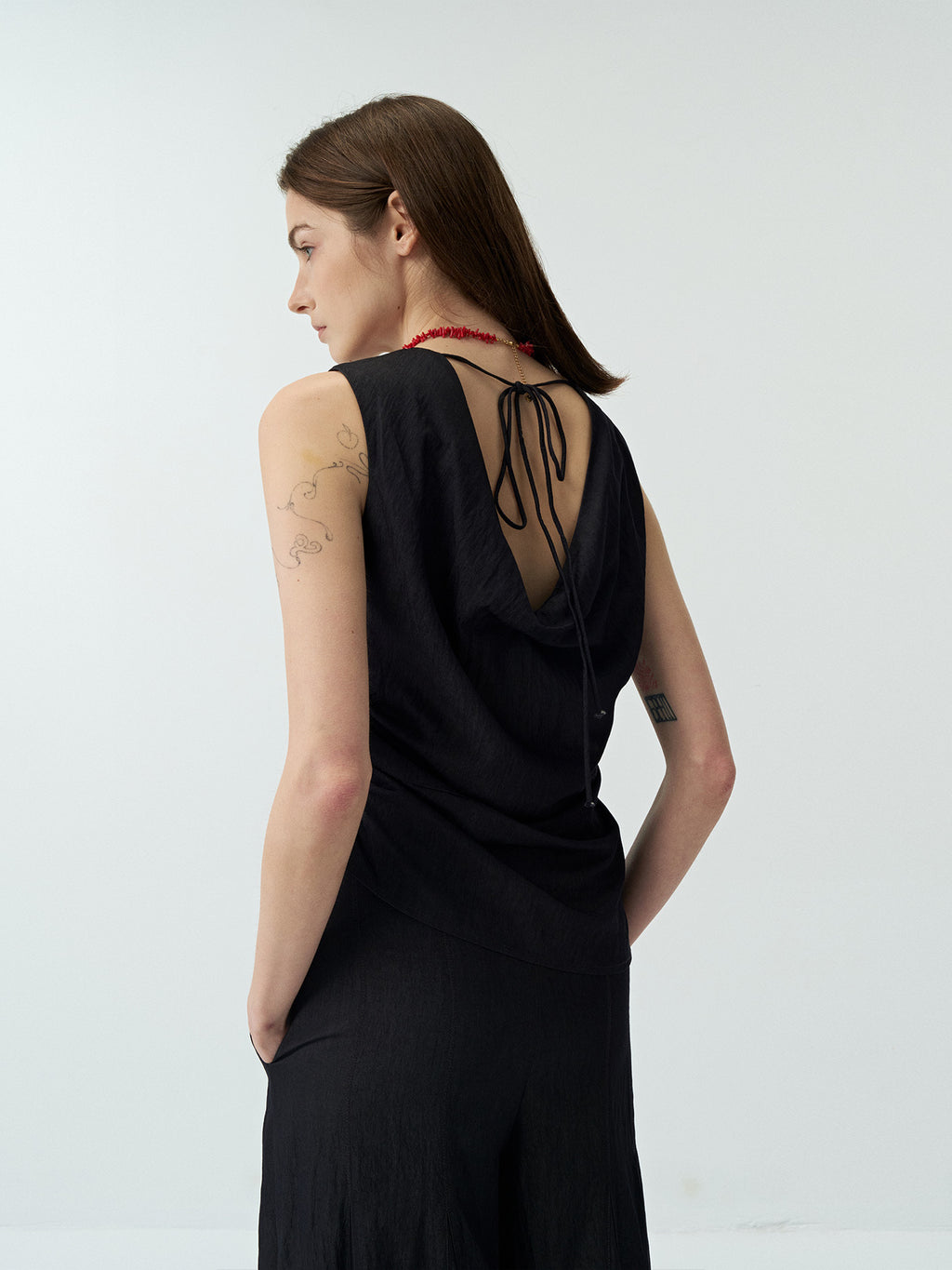 Crew Neck Sleeveless Hollow Back Side Ruched Tank Top
