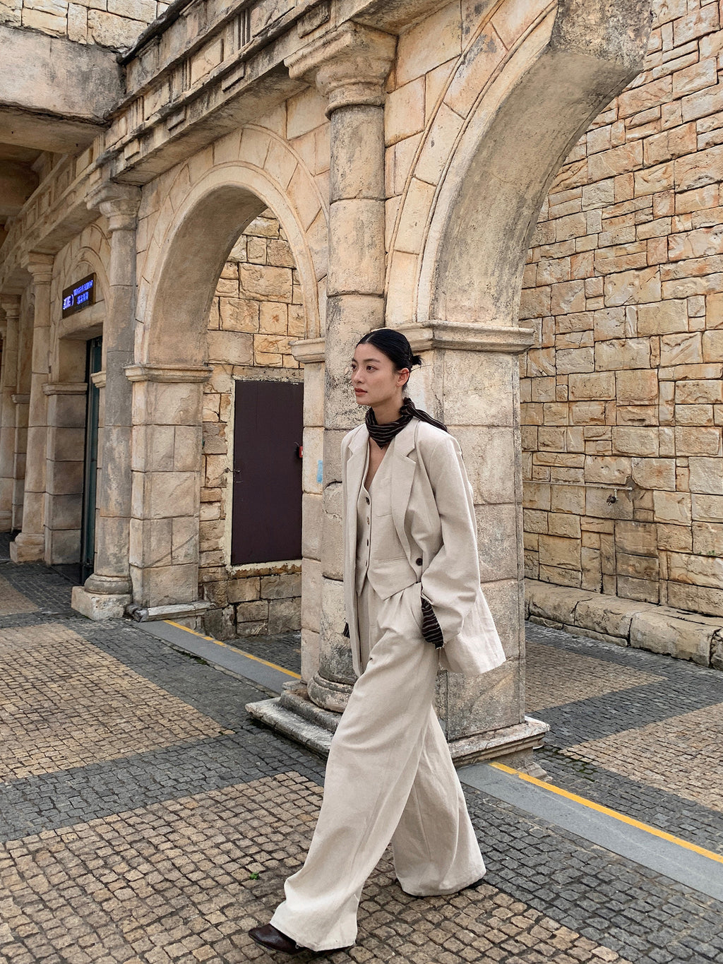 Stylish Folded Sleeve Linen Blazer