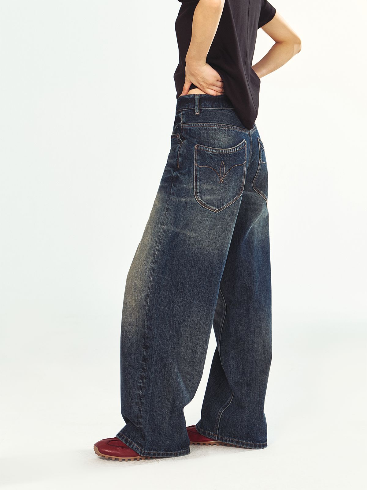 Wide-Leg Baggy Jeans